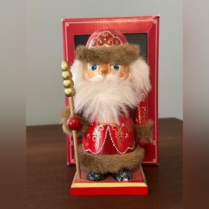 2009 Holiday Nutcracker Louis Christmas Holiday Figurine 7 inches tall